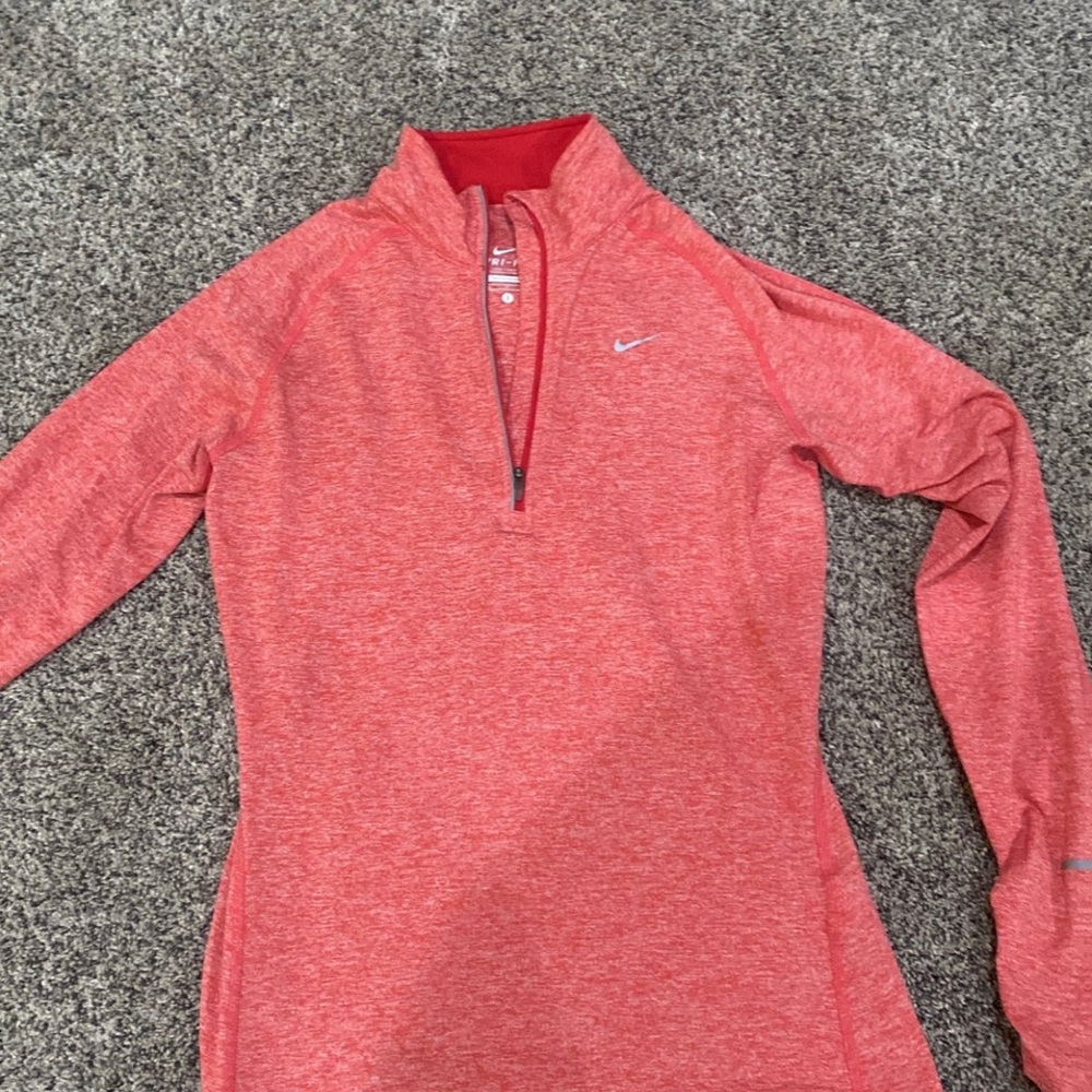 Nike 
Red 
Stretchy dri fit 
Small 
VGUC 
Dog friendly home